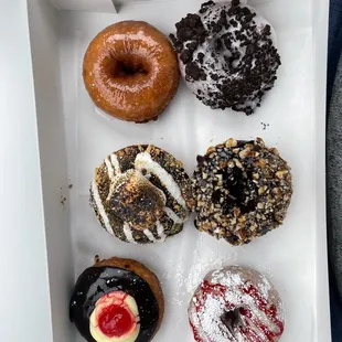 Mixed 1/2 dozen donuts ($1 more than purchasing 3 donuts)