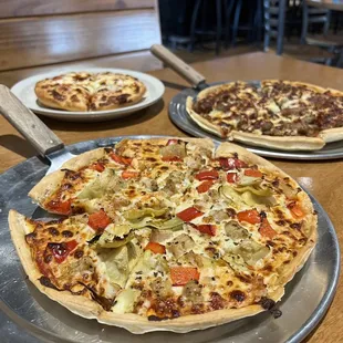 Artichoke chicken small pizza at front