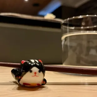 Tableware with cute details like this cat chopsticks rest