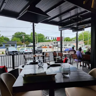 a view of a restaurant from the outside