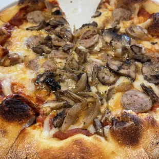 Mushroom and fennel pizza (substituted vegan cheese)