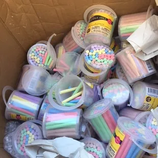 Damaged chalks due to leave the box 40% empty