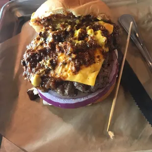 Coleslaw , chili cheese comes with 2 sides .