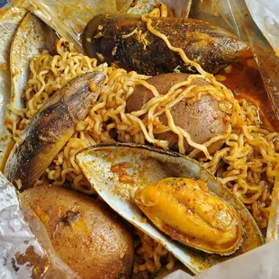 Half pound green mussels with potatoes, Boom sauce, and added ramen. Ramen is an additional charge.