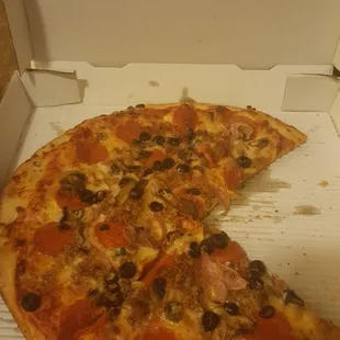 House special (hubs got to it b4 pic...lol), sans gr peppers, add olives. Really good. Quality control back to old standards?