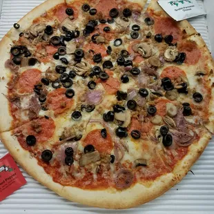 Looks loaded, but not. Back to skimpy toppings, except olives. ??? E.g., one piece had one salami and one mushrooms slice on it. Merp! :/