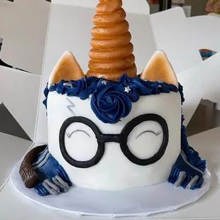 a cake decorated like a cat