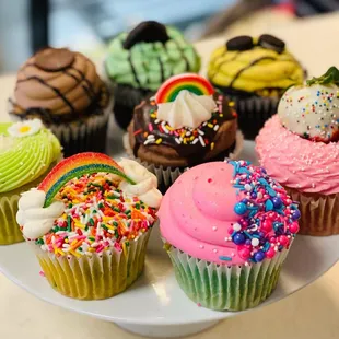 a plate of cupcakes