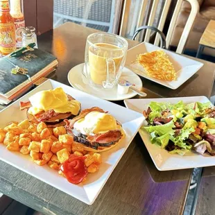Complete breakfast Eggs Benedict