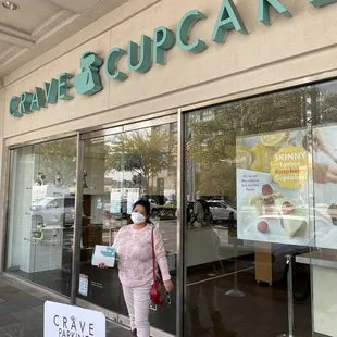 Look at me tryna fit into my pre-pandemic clothes and fixin to stuff these cupcakes down!