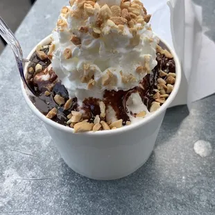 Hot fudge sundae