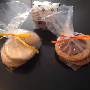 They give you a sample as soon as you walk in so you can try different types of cookies and they have stuff for your dogs