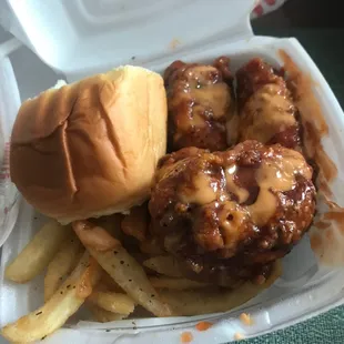 Lil&apos; Buddy Wing Box with Cravin&apos; It sauce