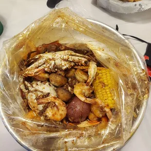 Blue Crab, 1/2 lb Shrimp, Mushrooms, and Garlic Sauce with Medium heat. Potato and corn were included.