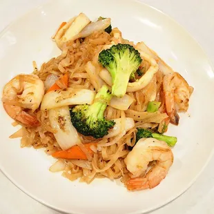 STIR FRIED SEAFOOD RICE NOODLES