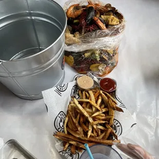 5 lb bucket, Cajun fries