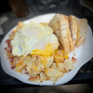 a plate of breakfast food