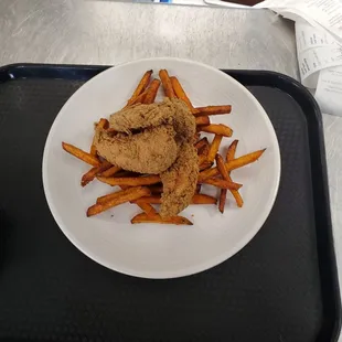 CHICKEN TENDERS WITH SWEET POTATOE FRIES