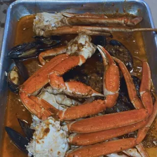 Snow Crab Legs and Black Mussel