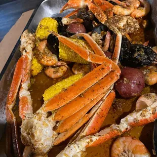 Snow Crab Legs and Black Mussel