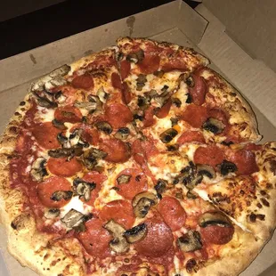 Large pizza w mushrooms and pepperoni!