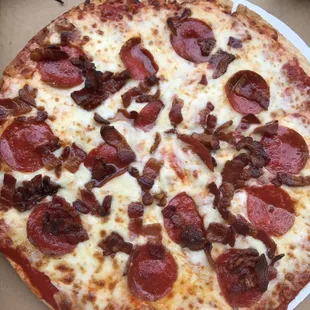 12" thin crust 2 topping pizza (pepperoni &amp; bacon) $9.99 - excellent pizza!