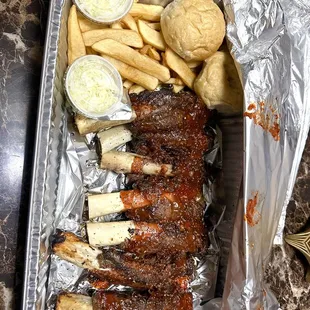 Costilla de cordero en salsa de barbacoa y papa frita.