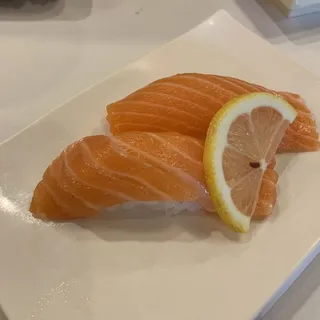 SALMON SUSHI