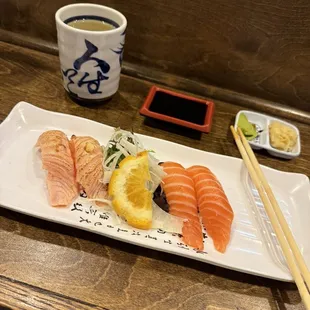 Hot tea, 2 pieces of smoked salmon, 2 pieces of regular salmon