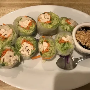 Fresh spring rolls and rice wrappers with chicken.