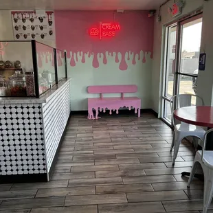 Loved the decor, and ice cream bench