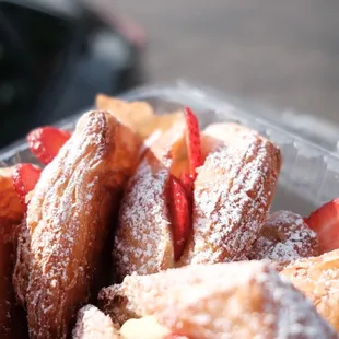 Strawberry Croissant | IG: @jessfooods