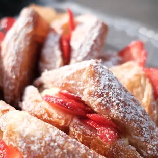 Strawberry Croissant | IG: @jessfooods