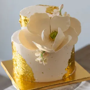 White and gold beauty for a 50th anniversary!