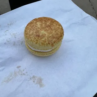 Crème brûlée macaroon