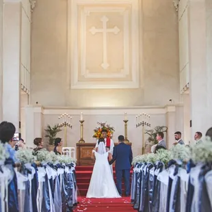 The ribbon and posy bouquets Christine setup for us on the aisle, along with white tulle that I provided for her