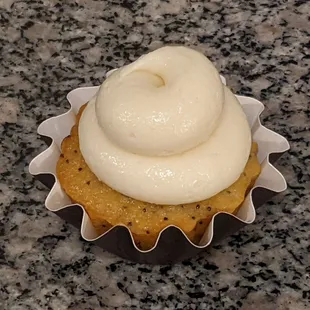 Poppyseed cupcake. This was great! The icing was taller than the cake itself!