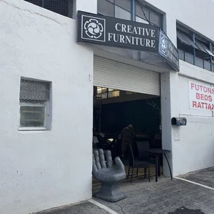 Entrance is RIGHT next to parking area on Waimanu St.