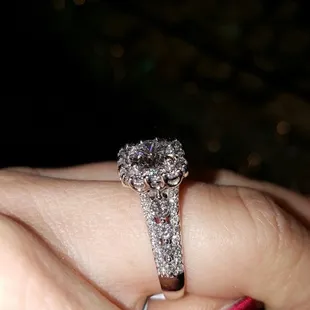 I just love the detail on this ring! Its absolutely gorgeous in any lighting.