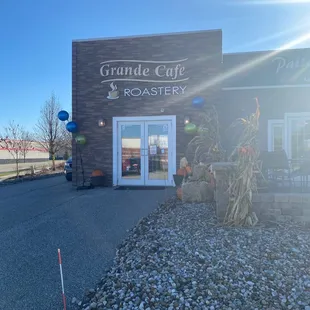 the outside of a coffeehouse