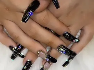 Holly’s Nails & Spa