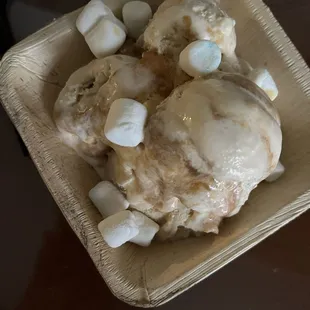 Dulce de leche ice cream with marshmallows, 2 scoops of