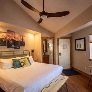 King room with en-suite bathroom and steps from your private hot tub