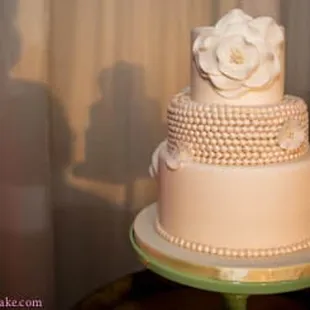 At Creme de la Cake, located in Fresno, CA, we specialize in premium wedding and special occasion cakes in Fresno and Clovis are