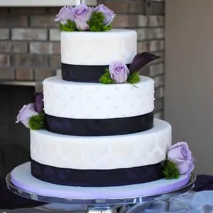 At Creme de la Cake, located in Fresno, CA, we specialize in premium wedding and special occasion cakes in Fresno and Clovis are