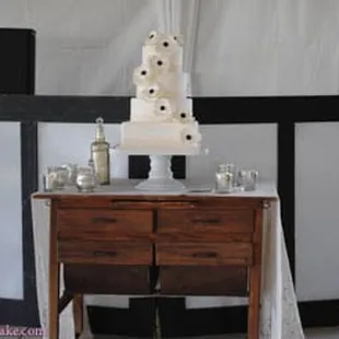 At Creme de la Cake, located in Fresno, CA, we specialize in premium wedding and special occasion cakes in Fresno and Clovis are