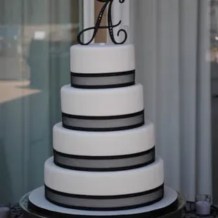 At Creme de la Cake, located in Fresno, CA, we specialize in premium wedding and special occasion cakes in Fresno and Clovis are