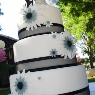 At Creme de la Cake, located in Fresno, CA, we specialize in premium wedding and special occasion cakes in Fresno and Clovis are