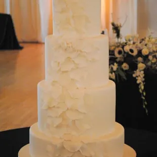 At Creme de la Cake, located in Fresno, CA, we specialize in premium wedding and special occasion cakes in Fresno and Clovis are