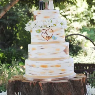 At Creme de la Cake, located in Fresno, CA, we specialize in premium wedding and special occasion cakes in Fresno and Clovis are